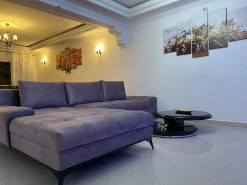a living room with a couch and a table at Apartamento exclusivo in Tangier