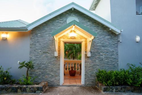 a doorway to a house with a plant at Villa Kapresse du 978 - Guest house in Marigot