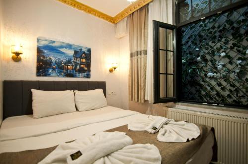 Una habitación de hotel con una cama con toallas. en Golden Horn Life Hotel, en Estambul