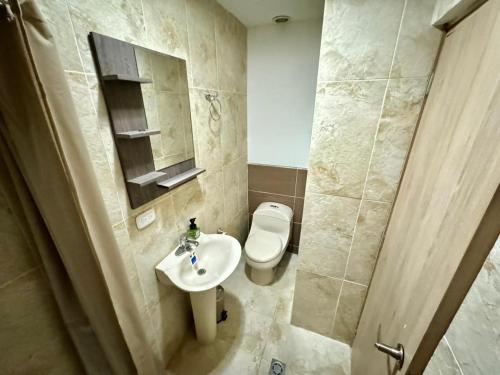 La salle de bains est pourvue de toilettes et d'un lavabo. dans l'établissement CASA DE HUÉSPEDES FUMINAYA, à Uribia