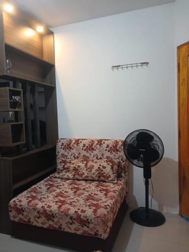ein Wohnzimmer mit einem Sofa und einem Ventilator in der Unterkunft 3 Floor Seawiew in Montañita