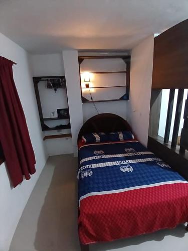 ein kleines Schlafzimmer mit einem Bett in einem Zimmer in der Unterkunft 3 Floor Seawiew in Montañita
