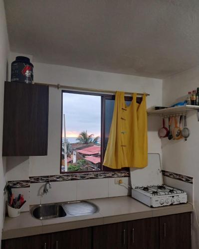eine Küche mit einem Fenster mit Meerblick in der Unterkunft 3 Floor Seawiew in Montañita