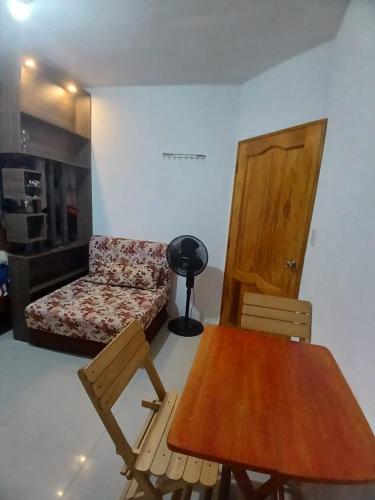 Zimmer mit einem Tisch, einem Stuhl und einer Tür in der Unterkunft 3 Floor Seawiew in Montañita