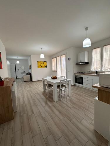 ein Wohnzimmer mit einem Tisch und einer Küche in der Unterkunft Casa Andrew in Terrasini