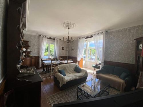 un salon avec un canapé et une table dans l'établissement Résidence 634-pleneuf Val Andre - Charmante maison mitoyenne dans le centre du Val-André MAE-7254, à Pléneuf-Val-André