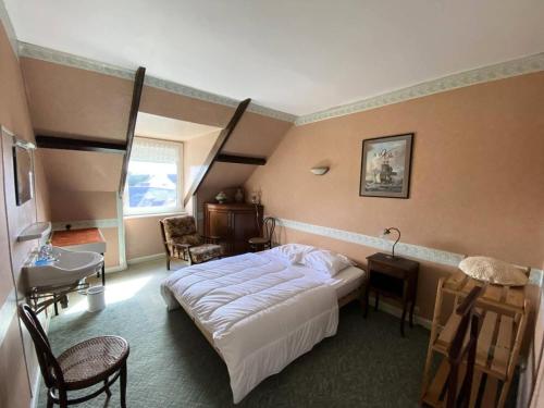 une chambre avec un lit et un lavabo dans l'établissement Résidence 634-pleneuf Val Andre - Charmante maison mitoyenne dans le centre du Val-André MAE-7254, à Pléneuf-Val-André
