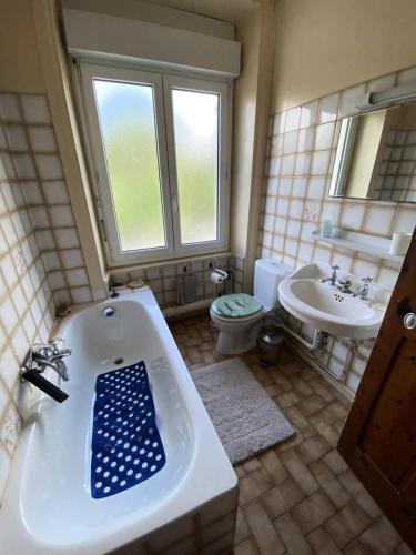 une salle de bain avec une baignoire, des toilettes et un lavabo dans l'établissement Résidence 634-pleneuf Val Andre - Charmante maison mitoyenne dans le centre du Val-André MAE-7254, à Pléneuf-Val-André