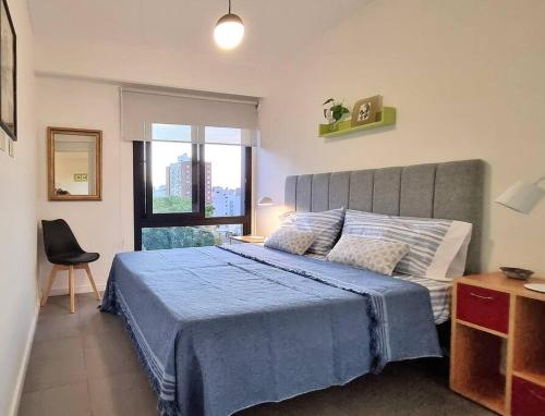 1 dormitorio con 1 cama grande con manta azul en Maravilloso apartamento Palermo en Buenos Aires