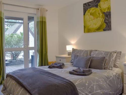 En eller flere senge i et værelse på 24 Valley Lodge Holiday Cottage