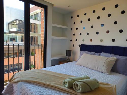 危地馬拉的住宿－Airali Apartment，卧室内的一张带两个枕头的床