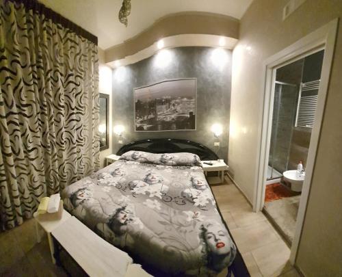 1 dormitorio con 1 cama grande en una habitación en Max B&B Fiera, en Bari
