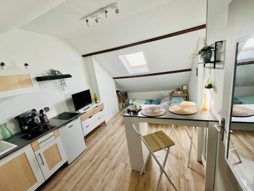 une cuisine avec des armoires blanches et un comptoir dans l'établissement Le Studieux Abbevillois, à Abbeville