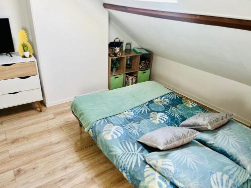 une chambre avec un lit avec deux oreillers dessus dans l'établissement Le Studieux Abbevillois, à Abbeville