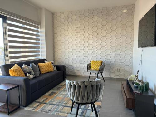 マサトランにあるCondo in El Centro Near Malecon!のソファとテーブルのあるリビングルーム