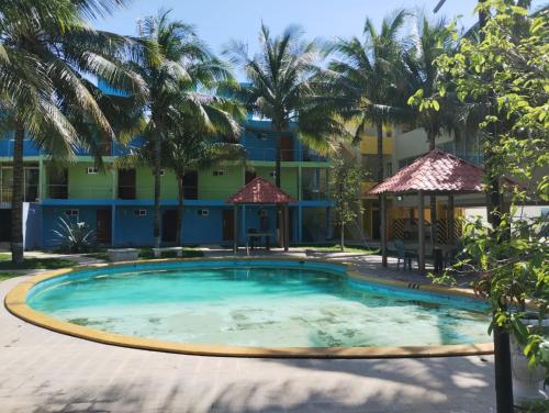 a swimming pool in front of a building at VILLAS VICENCIO in Veracruz