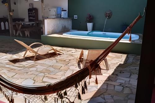 a hammock and a tub in a living room with at Espaço Luz in Paraty