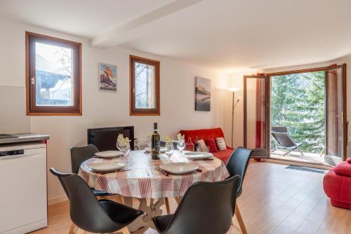 une cuisine et une salle à manger avec une table et des chaises dans l'établissement Serre Chevalier Studio 30 m2 coin montagne à 8 Minutes des Pistes, à Saint-Chaffrey
