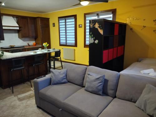 uma sala de estar com um sofá e uma cozinha em Rifugio degli Dei em Monzuno