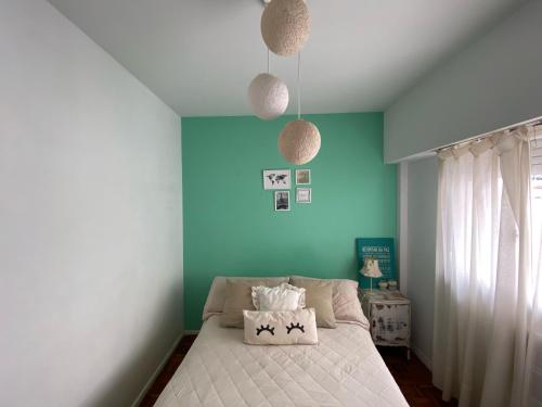 um quarto com uma cama com uma parede azul em Recoleta stop apartment em Buenos Aires