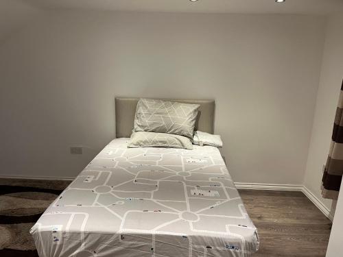 Säng eller sängar i ett rum på 87 classic comfort in harrow