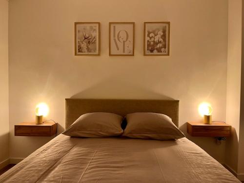 - une chambre avec deux lampes sur les deux côtés d'un lit dans l'établissement Appartement cosy à Nancy - Parking privé, à Nancy