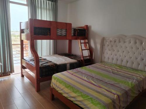เตียงสองชั้นในห้องที่ Casa de campo en Condominio La Hacienda