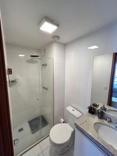a bathroom with a toilet and a shower and a sink at 902. Flat Blend - Proibido fumar in Brasília