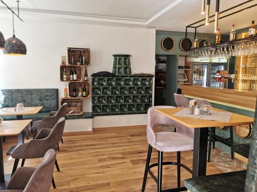 um restaurante com mesas, cadeiras e prateleiras de vinho em Pension Zum Fäßchen em Naumburg