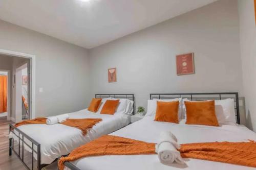 Giường trong phòng chung tại 2 bedroom 2 bath Suite, Near American Dream and The Airport, Free Parking, King Bed and 2 Queen Beds, Washer and Dryer