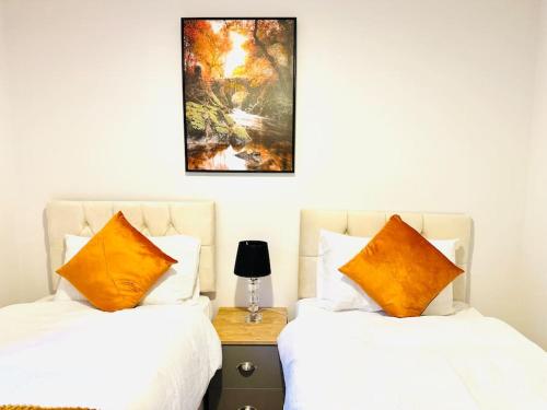 เตียงในห้องที่ Cosy Dover suite w Free Parking