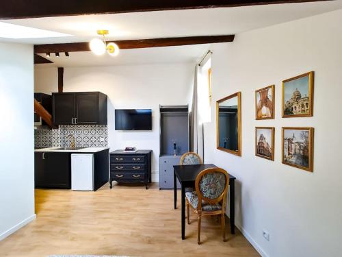 une cuisine avec une table et une salle à manger dans l'établissement Atelier CASANOVA, à Vitry-sur-Seine