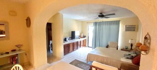 Postel nebo postele na pokoji v ubytování Beachfront condo in Los Cabos, Mexico