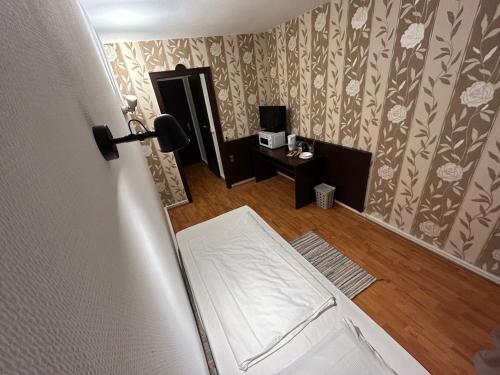 mały pokój z łóżkiem i lustrem w obiekcie WestEnd#103 w Frankfurcie nad Menem
