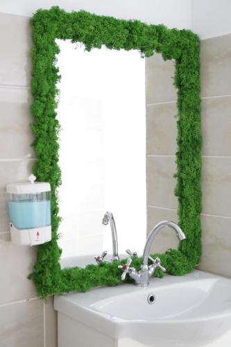 d'un miroir avec de la mousse verte sur un lavabo dans la salle de bains. dans l'établissement 24 Shades of Grey, apartament central, ceai, cafea, filtru apa rece-fierbinte, pat 160 cm cu saltea memory foam, à Craiova