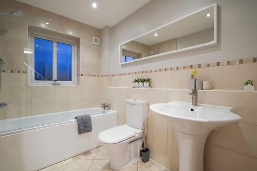 A bathroom at Stradbroke House - 5-Bed Home, Sleeps 11, Great for Group Stays & Workers, FREE Parking & Netflix