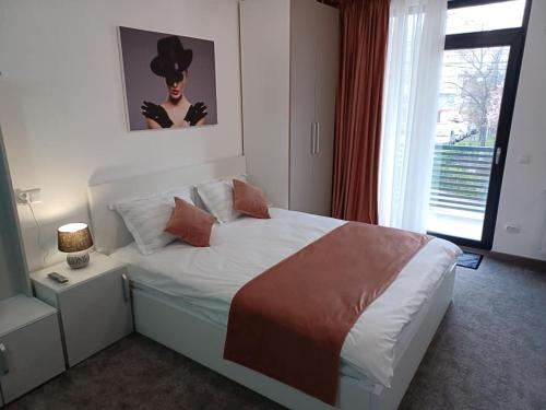 Łóżko lub łóżka w pokoju w obiekcie ApartHotel Oltului