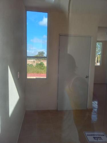 une chambre vide avec une porte et une fenêtre dans l'établissement Habitación san marcos, à Mérida