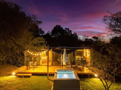 una casa con piscina en el patio por la noche en Modulo Vista al Champaqui NIDOS DE MONTAÑA en San Javier