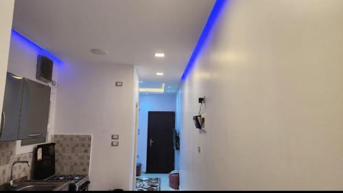 Habitación con pasillo con línea azul en Regnar hotel, en El Mansurá