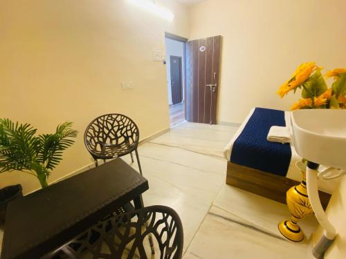 um quarto com uma cama, uma mesa e uma cadeira em Hotel KP Suites Airport em Shamshabad