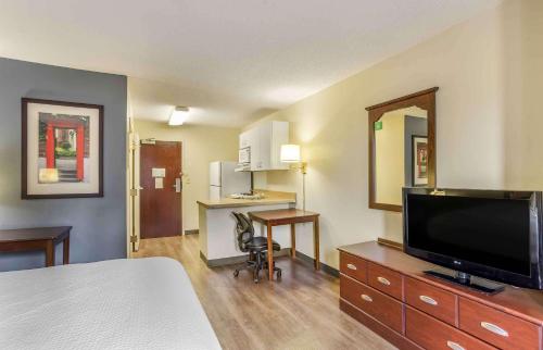 a hotel room with a bed and a flat screen tv at Extended Stay America Select Suites - Philadelphia - Malvern - Great Valley in Malvern