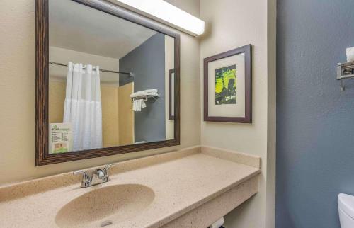y baño con lavabo y espejo. en Extended Stay America Select Suites - Philadelphia - Malvern - Great Valley en Malvern