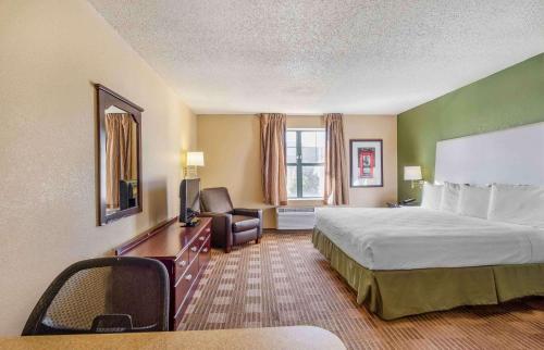 Pokój hotelowy z dużym łóżkiem i biurkiem w obiekcie Extended Stay America Select Suites - Chicago - Downers Grove w mieście Downers Grove