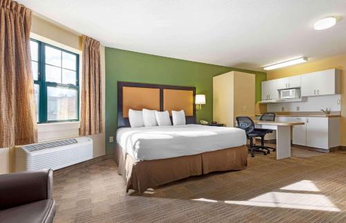 リッジランドにあるExtended Stay America Suites - Rochester - Henriettaのベッドとデスクが備わるホテルルームです。