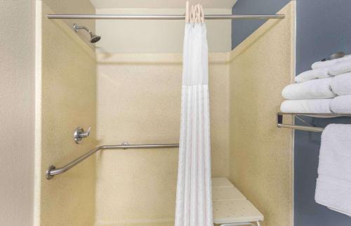 孟菲斯的住宿－美國長住公寓式酒店- 孟菲斯- 日耳曼敦西，浴室内配有白色淋浴帘。