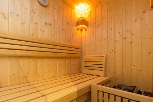 ユリウスルーにあるResidenz Mare Baltikum FeWo 3 - strandnah, Terrasse, Saunaの木製サウナ(壁に時計付)