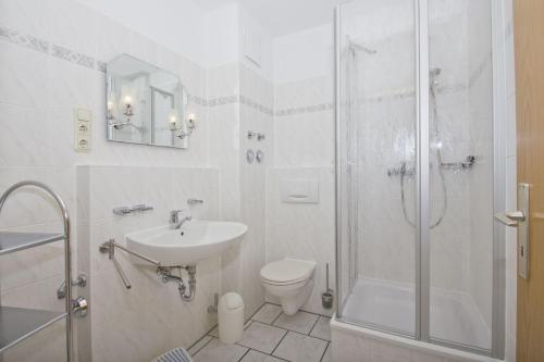 Phòng tắm tại Balkon, gratis Nutzung vom AHOI Erlebnisbad und Sauna - Villa Karola FeWo 15