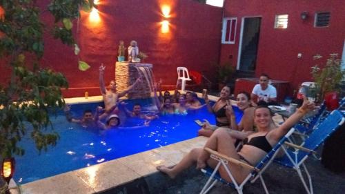 un grupo de personas sentadas en sillas en una piscina en HOSPEDAJE DODERA en Gualeguaychú