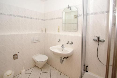 Bilik mandi di Ferienwohnung mit Balkon, gratis Nutzung vom AHOI Erlebnisbad und Sauna in Sellin - Haus Rügen FeWo 08